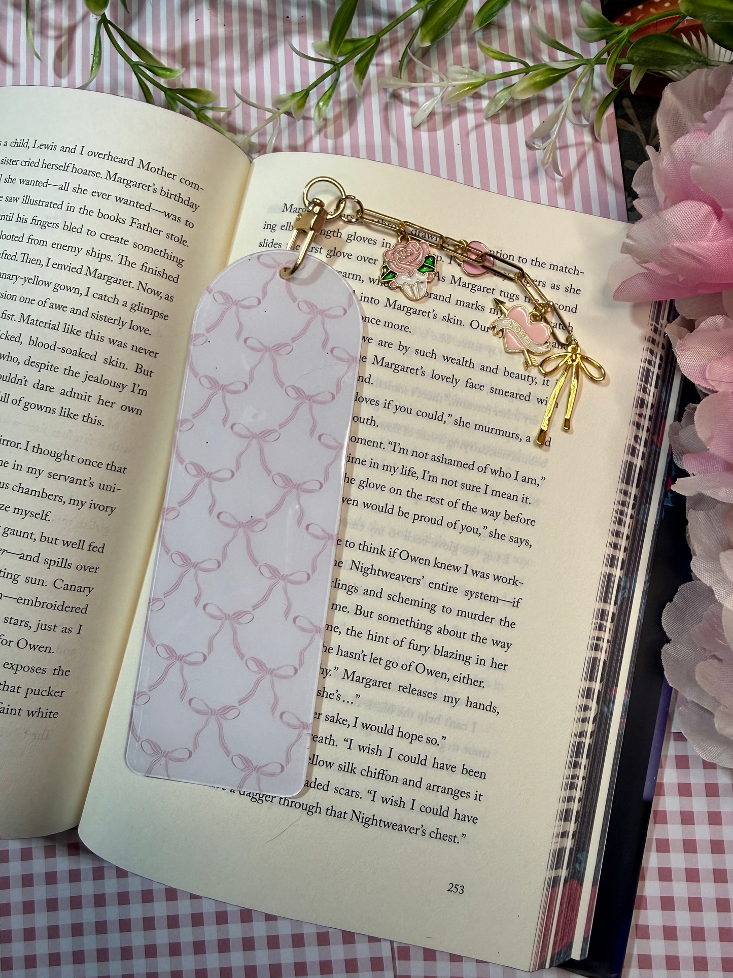 Pink and bows chain bookmark